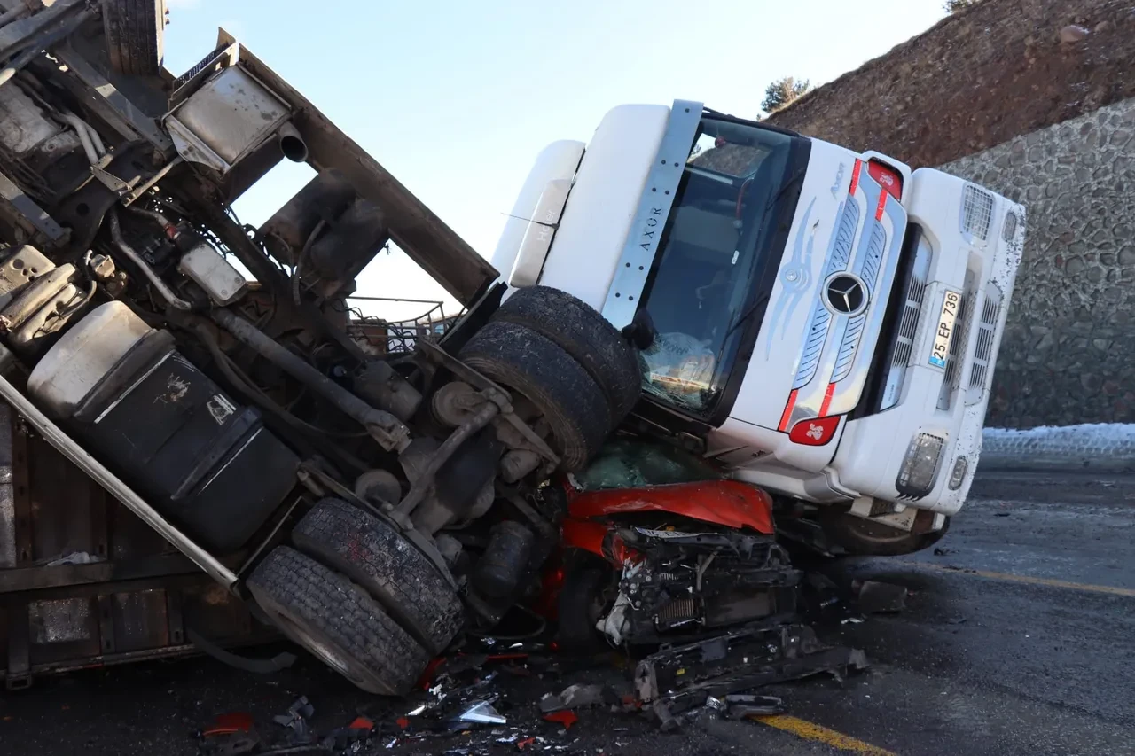 Buzda kayan tırlar ve otomobil birbirine girdi! Feci kazada bir kişi yaralandı