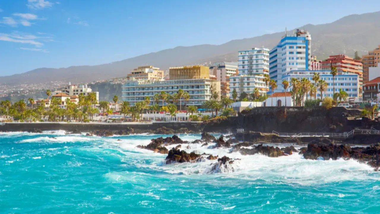 Dev dalgalar gölette yüzenleri denize sürükledi: 3 kişi hayatını kaybetti