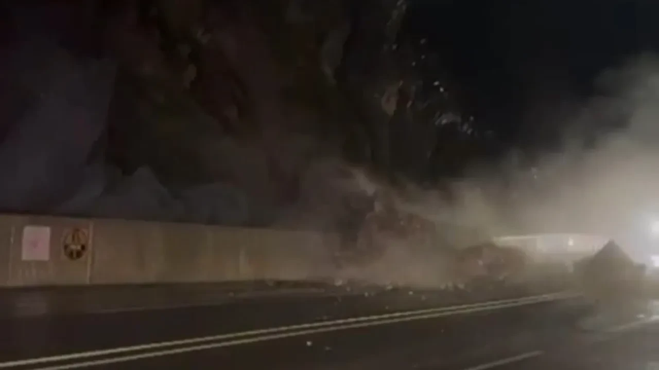 Dev kayalar düştü, ulaşım durdu: Heyelan anı kamerada