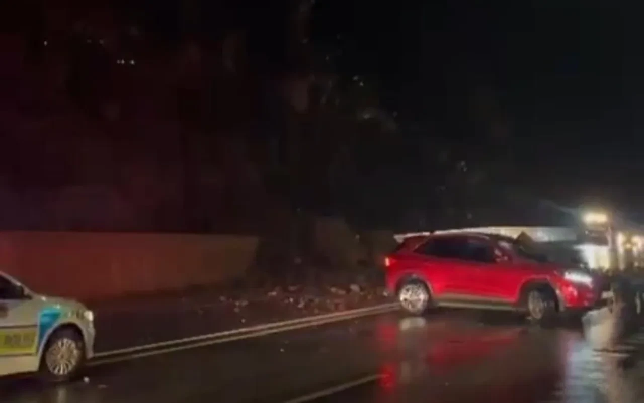 Dev kayalar düştü, ulaşım durdu: Heyelan anı kamerada