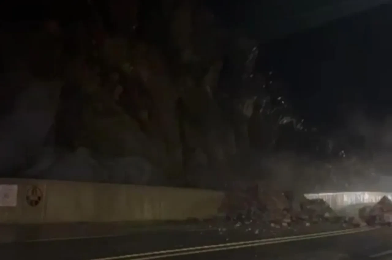 Dev kayalar düştü, ulaşım durdu: Heyelan anı kamerada