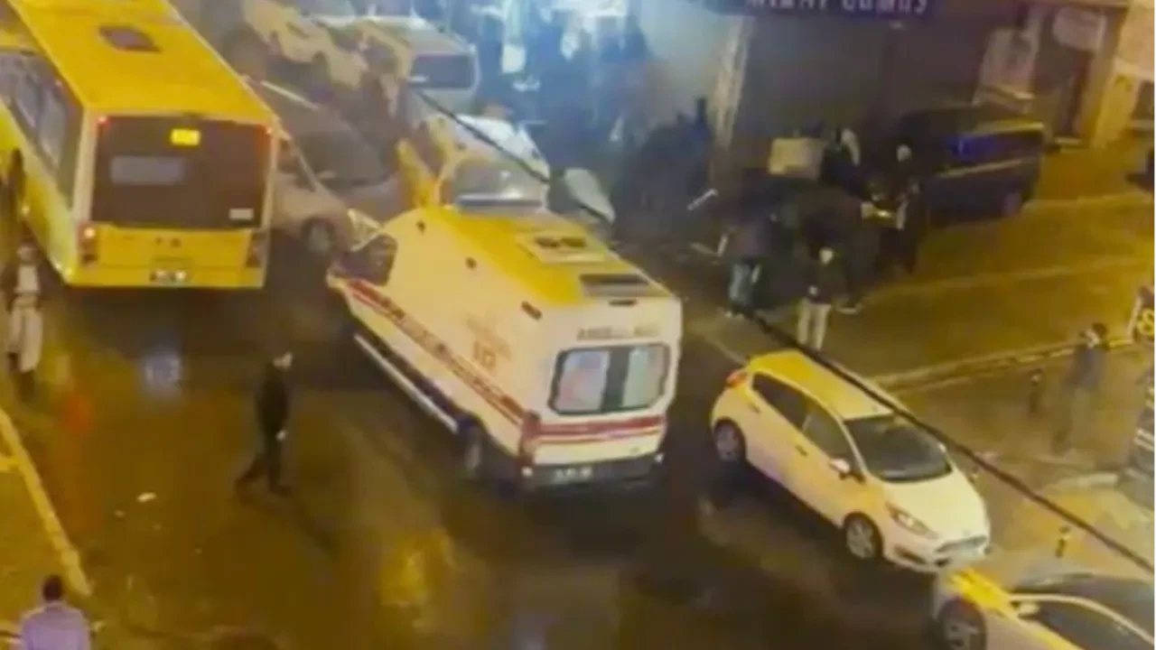 Esenyurt'ta kontrolsüz sürücü yol kenarında duran adama çarptı