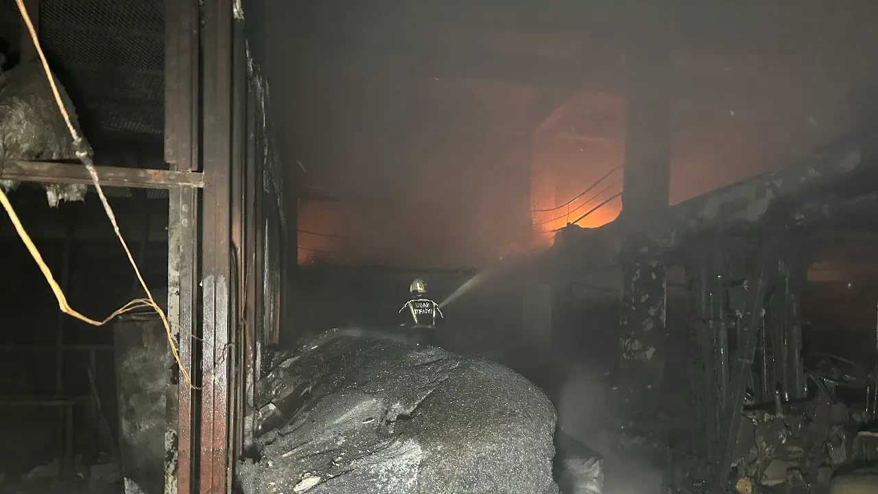 Fabrika alevlere teslim oldu! O anlar anbean kamerada