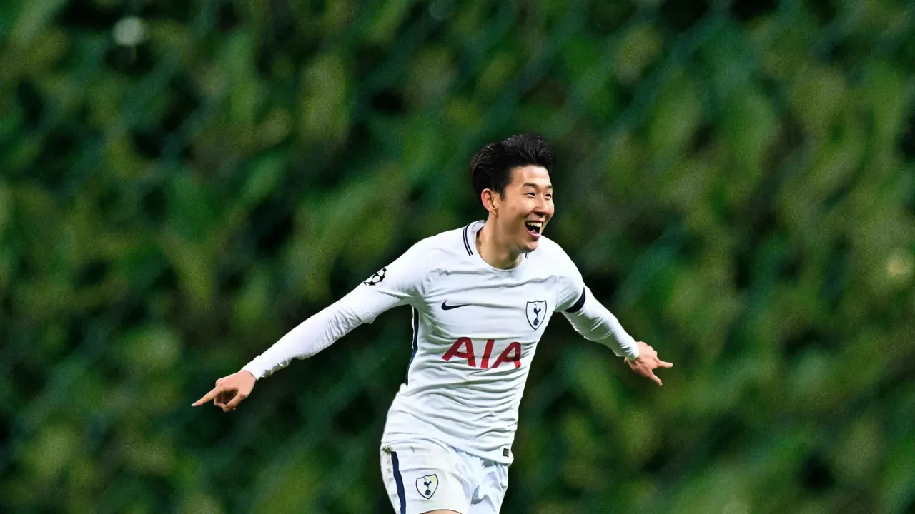 Futbol yıldızına şantaj yapan kadın ve partnerinin cezası kesildi