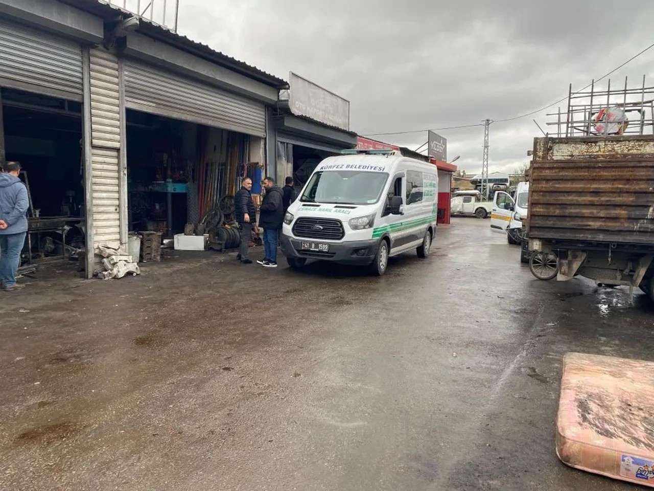 Gece üşümesin diye dükkanına davet etmişti... Sabah gördüğü manzara karşısında dehşete düştü