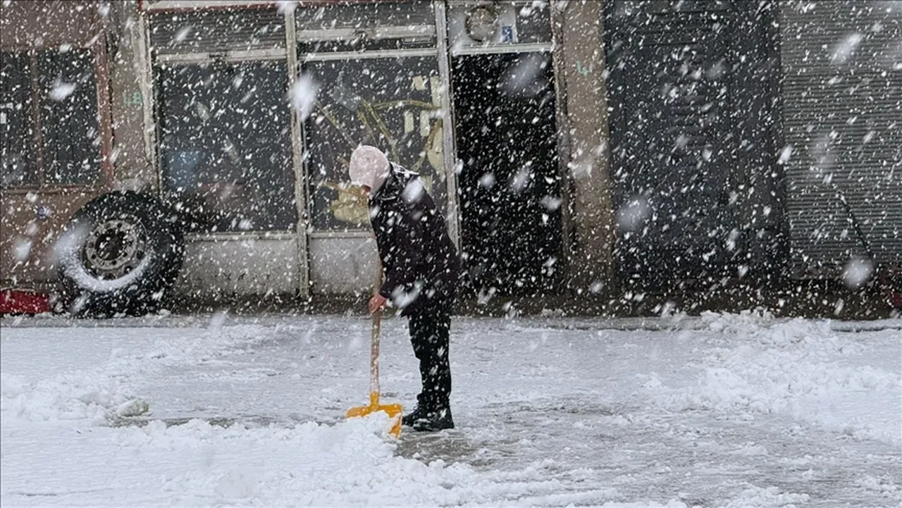 Hakkari, Şırnak, Siirt ve Van'da okullar tatil mi son dakika? 9 Aralık günü için yoğun kar uyarısı