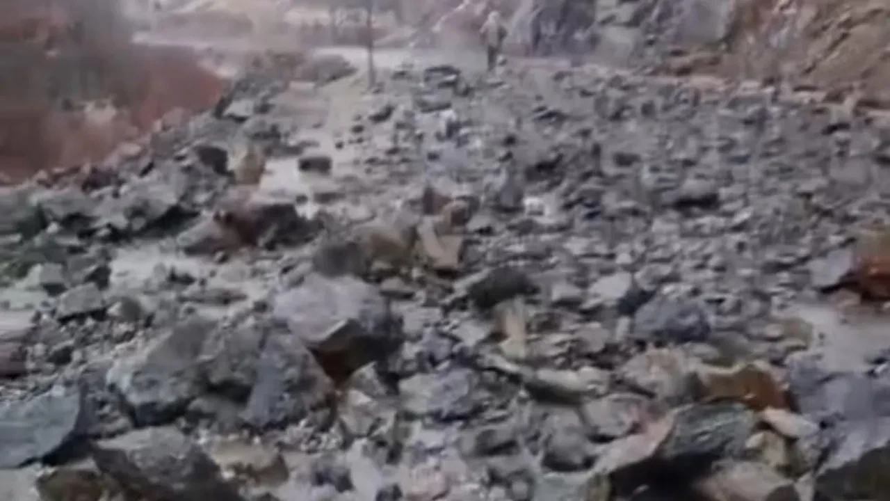 Heyelan faciasında felaketten dönüldü! Dev kaya parçaları yolu kapadı