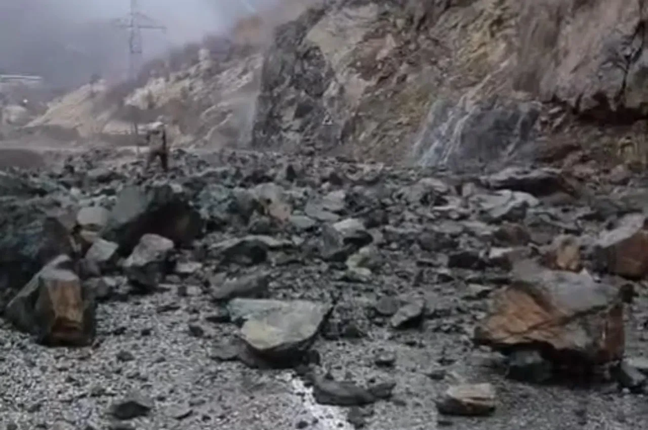 Heyelan faciasında felaketten dönüldü! Dev kaya parçaları yolu kapadı