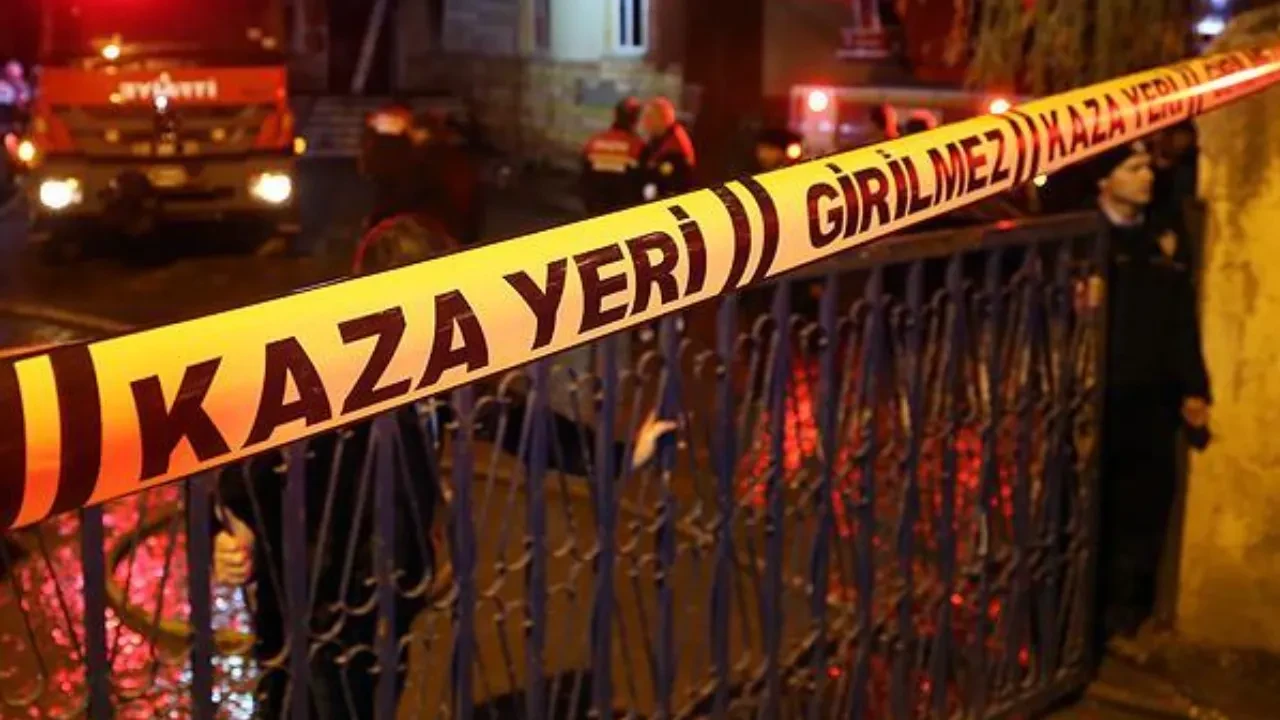 İETT otobüsü virajı alamadı kaza yaptı, kayan araç güçlükle durdu