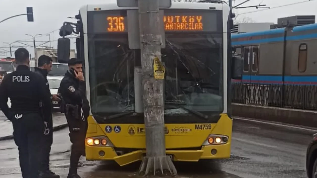 İETT otobüsü virajı alamadı kaza yaptı, kayan araç güçlükle durdu