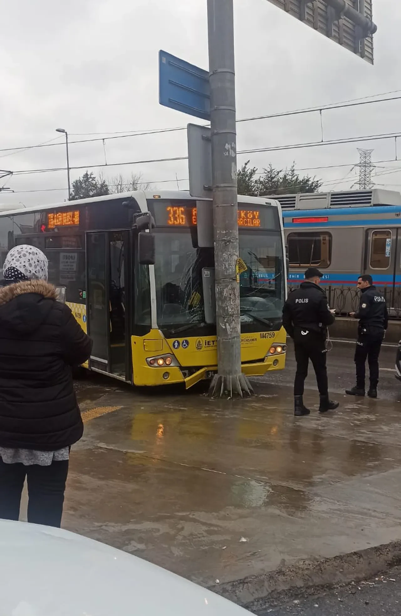 İETT otobüsü virajı alamadı kaza yaptı, kayan araç güçlükle durdu