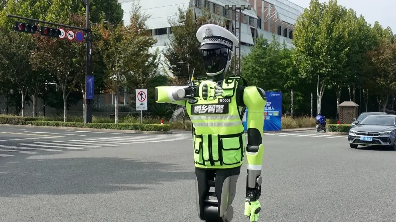 İnsansı robot trafik polisi olarak işe başladı