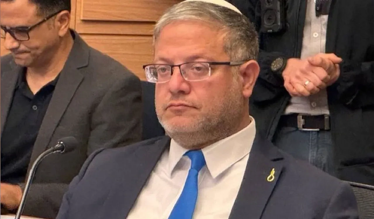 İsrail'de aşırı sağcı vekillerden skandal provokasyon: İnfaz yasasına bu rozetlerle destek verdiler