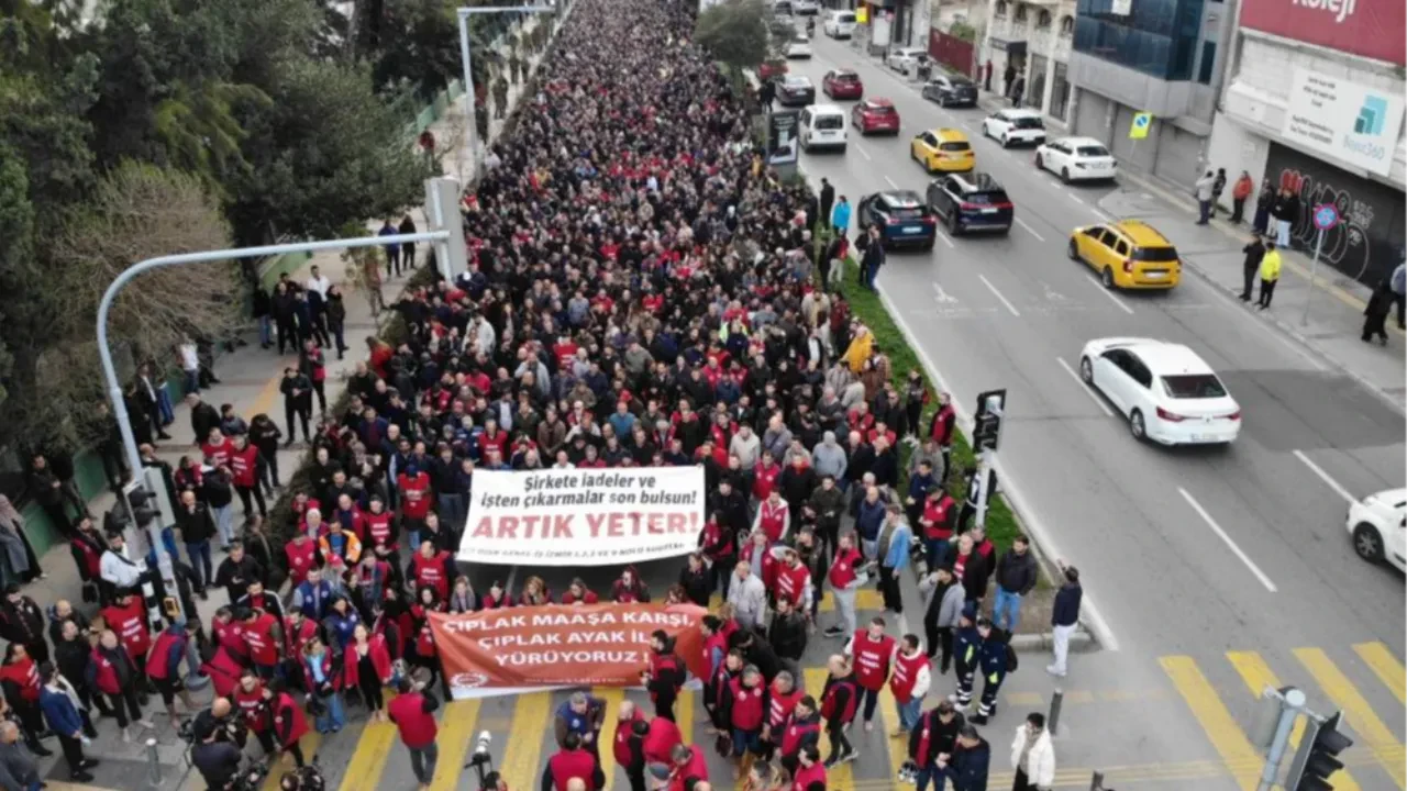 İzmir Büyükşehir işçilerinden çıplak ayaklı eylem! 