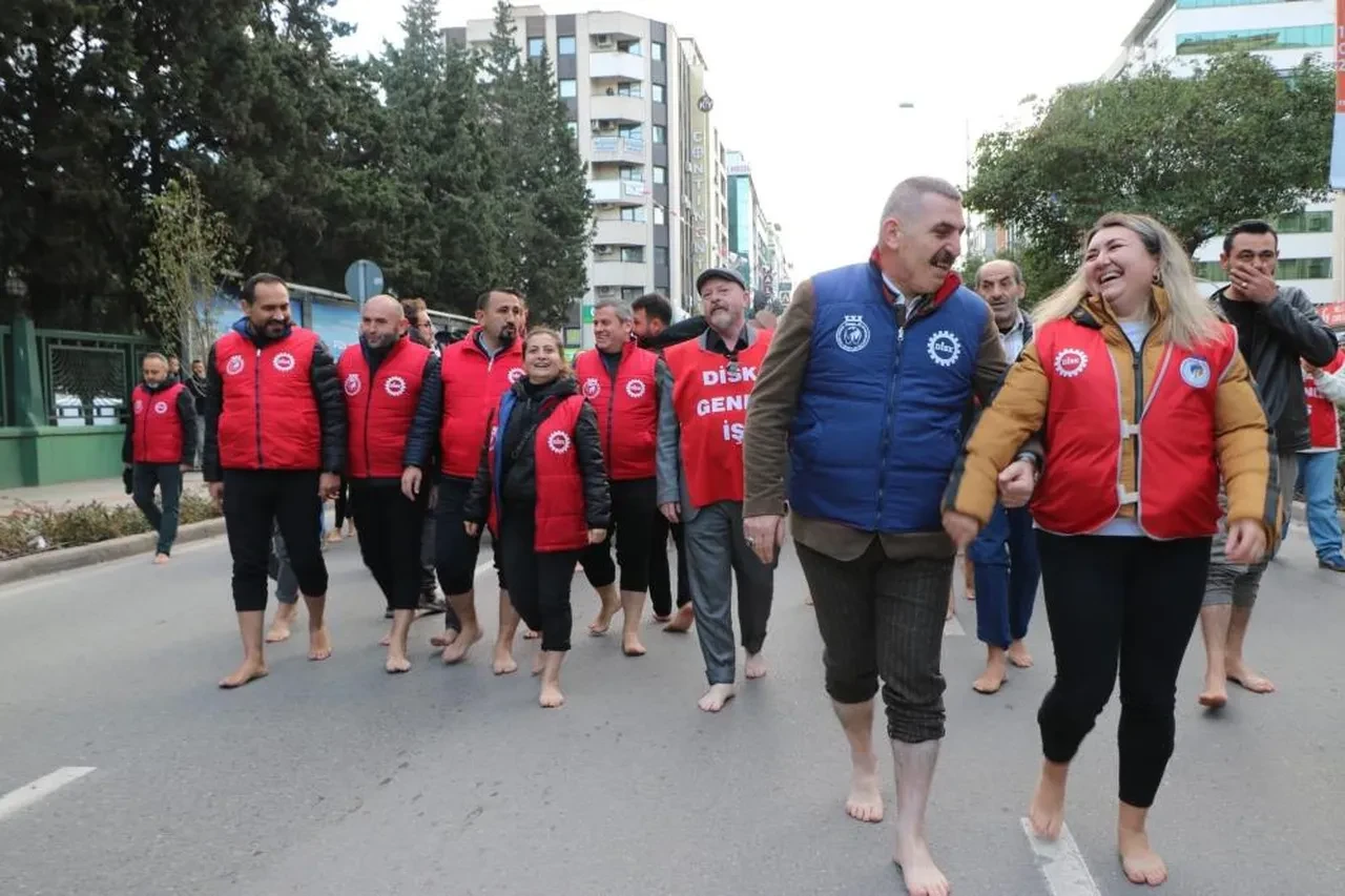 İzmir Büyükşehir işçilerinden çıplak ayaklı eylem! "Artık yeter, hakkımız olanı istiyoruz"