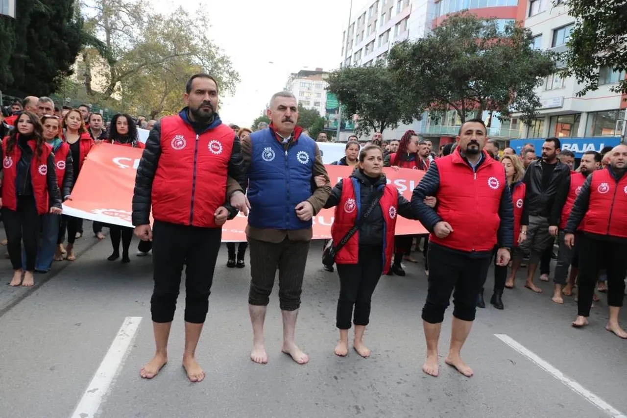 İzmir Büyükşehir işçilerinden çıplak ayaklı eylem! "Artık yeter, hakkımız olanı istiyoruz"