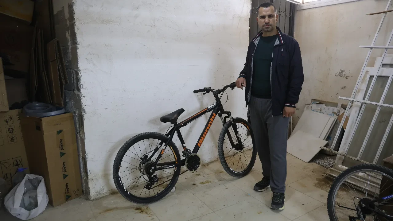 Kameralara yakalanan hırsıza nasihat: 'Yaşın genç diye şikayetçi olmadık, bir an önce iş bul ve çalış'