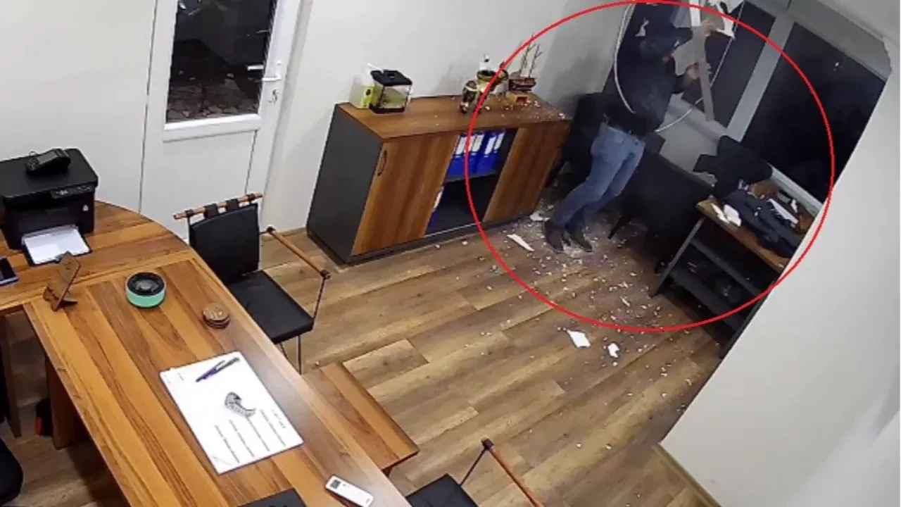 Kapıdan değil tavandan girdi! Ziyarete gittiği ofisin tavanını deldi geçti