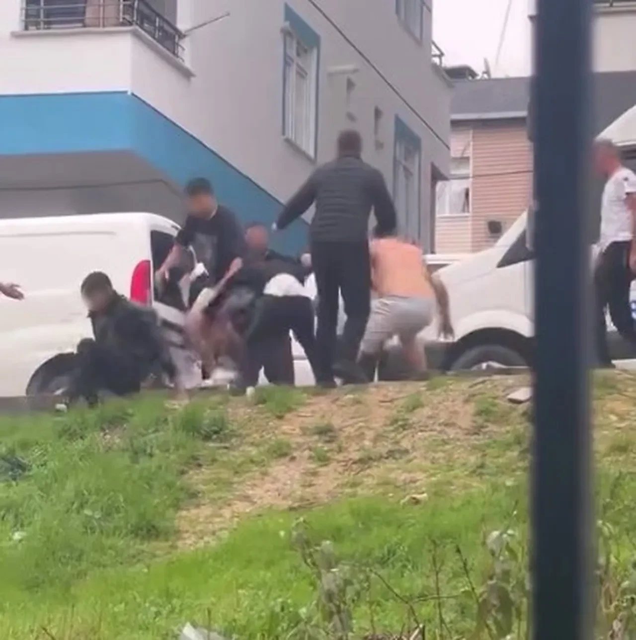 Mal paylaşımı kardeşleri birbirine düşürdü! Sopa, kemer ve bıçaklar havada uçuştu