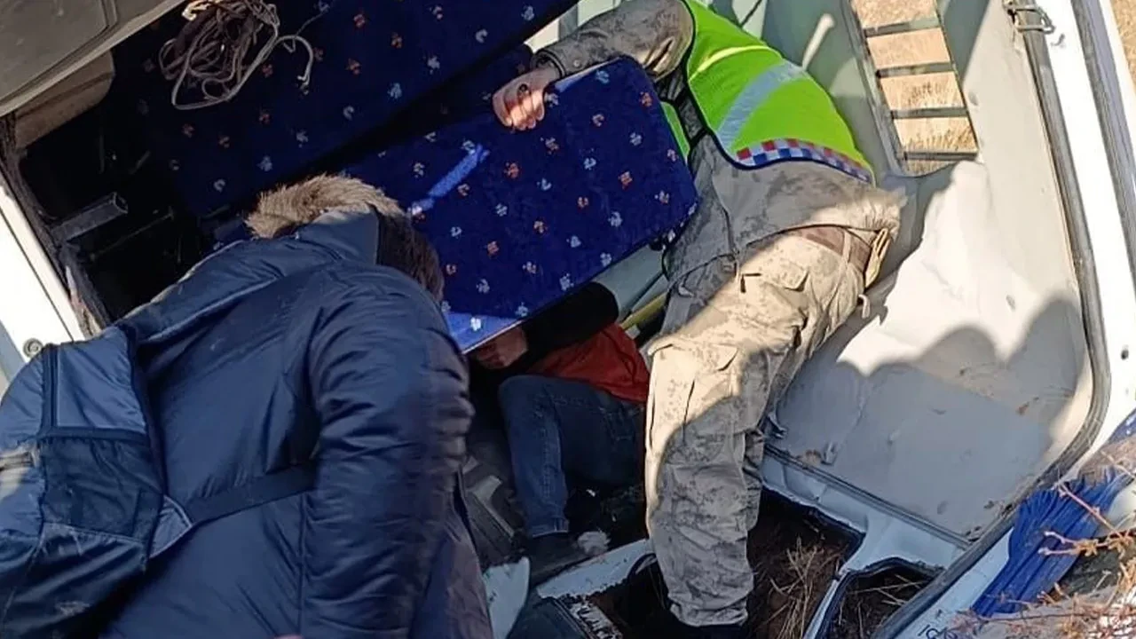 Öğretmenleri taşıyan servis minibüsü devrildi: 7 yaralı