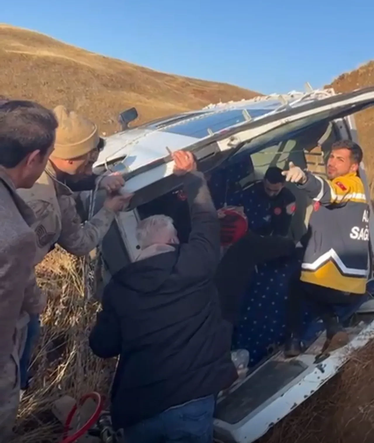 Öğretmenleri taşıyan servis minibüsü devrildi: 7 yaralı