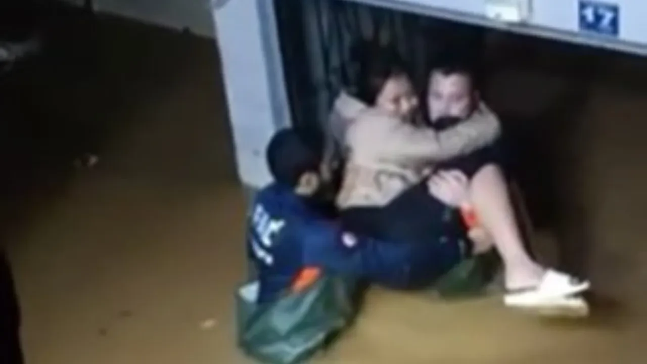 Sağanak sonrası baskın felaketi! Evini su basan kadın böyle kurtarıldı