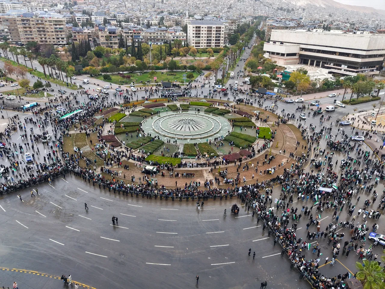 Suriye'de bayram havası: Baas rejiminin yıkılmasının 1. yılı kutlanıyor