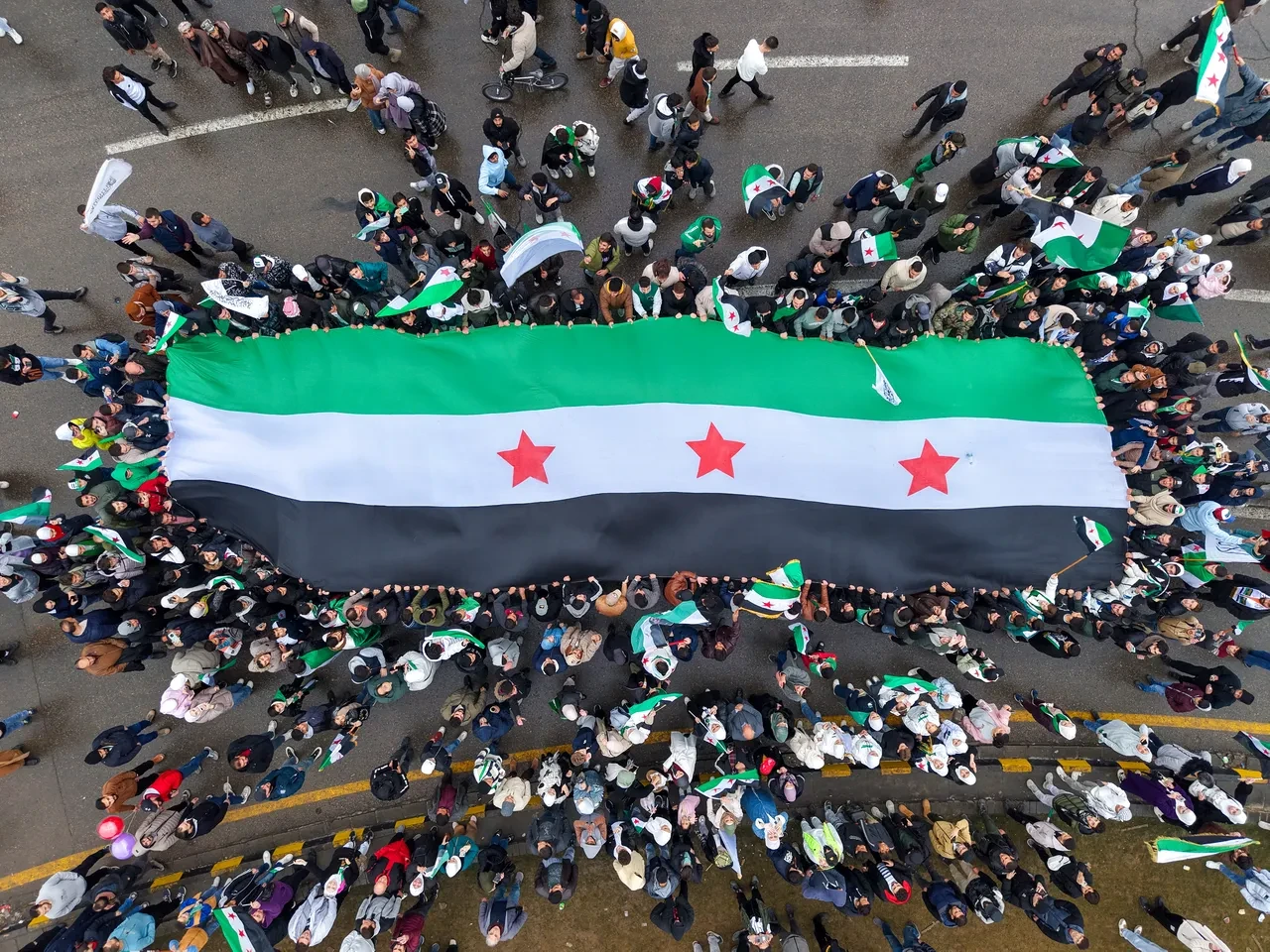 Suriye'de bayram havası: Baas rejiminin yıkılmasının 1. yılı kutlanıyor