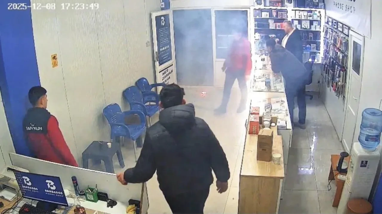 Telefon bir anda alev aldı! Korku dolu anlar kamerada