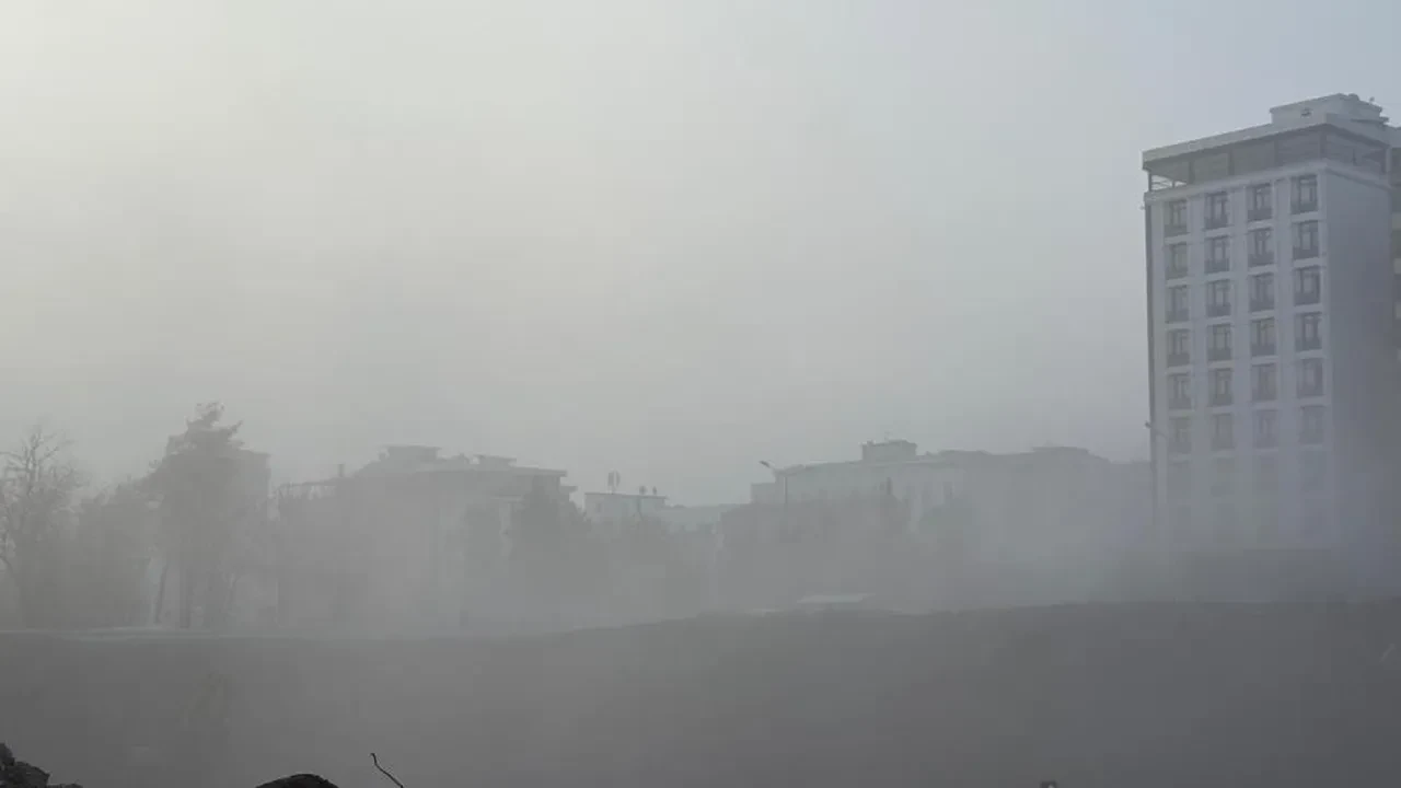 Uçak seferlerine sis engeli! Kentte göz gözü görmedi