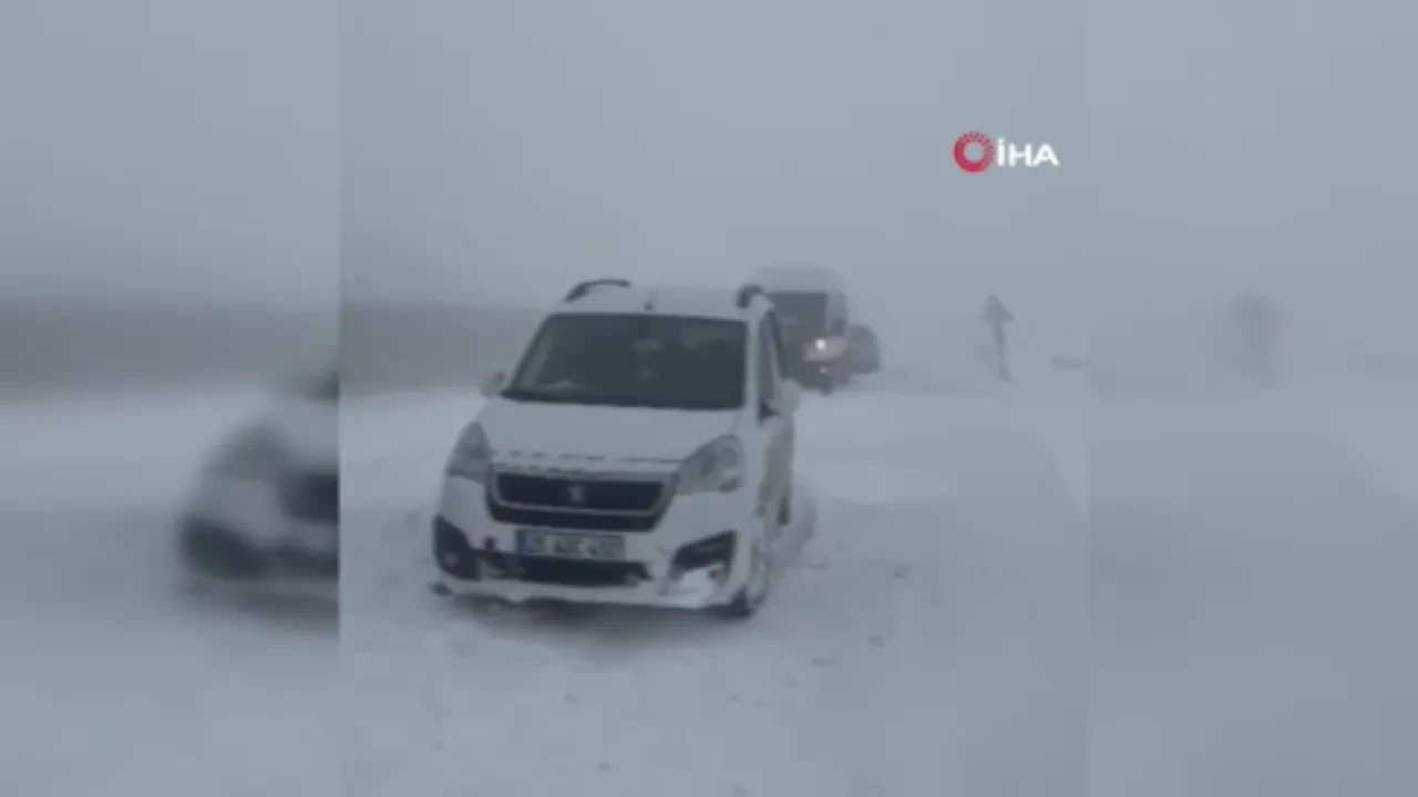 Ulaşıma kar engeli! Palandöken'de araçlar yolda kaldı