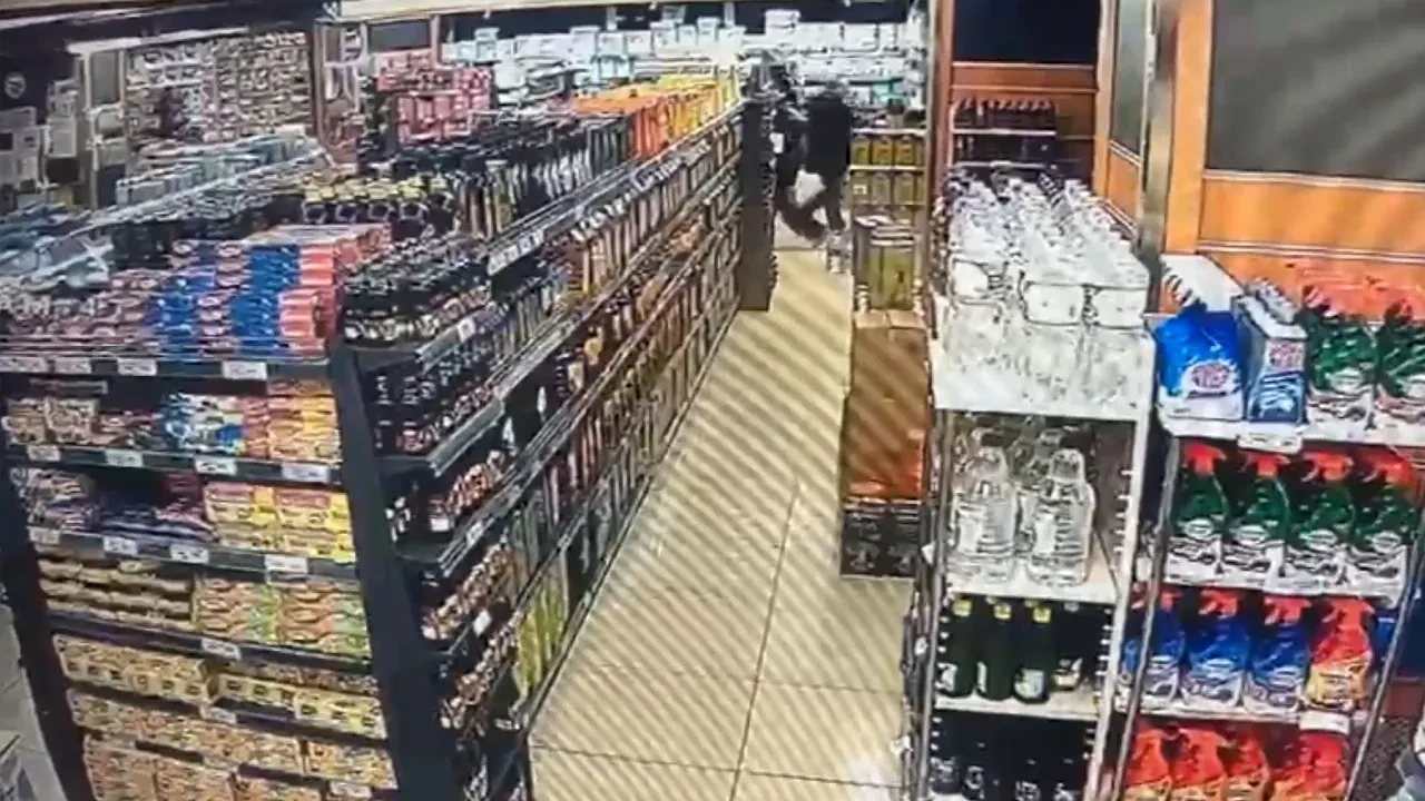 Van depremi güvenlik kamerasına yansıdı