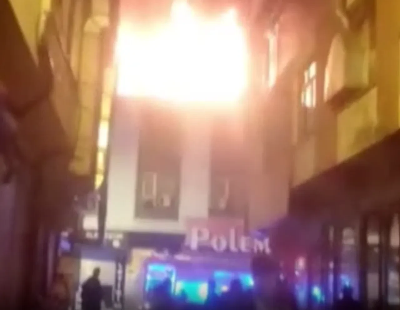 Van'da korku dolu anlar! Otel alevlere teslim oldu