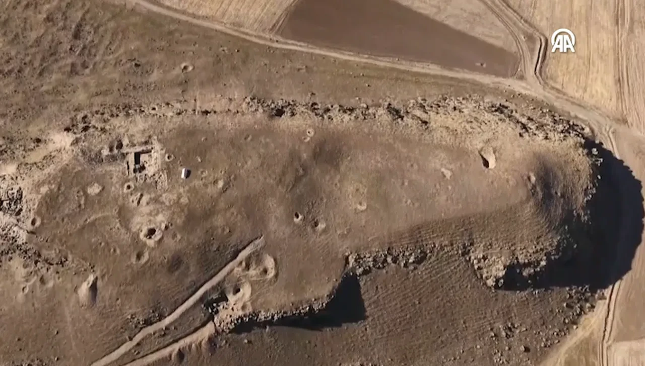 Van'daki keşif çalışmalarında gün yüzüne çıkarıldı! Tarihi kaleden meraklandıran görüntüler