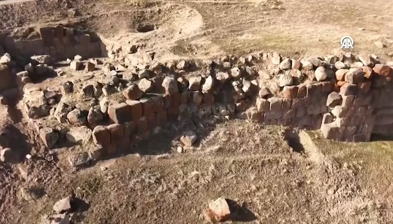 Van'daki keşif çalışmalarında gün yüzüne çıkarıldı! Tarihi kaleden meraklandıran görüntüler