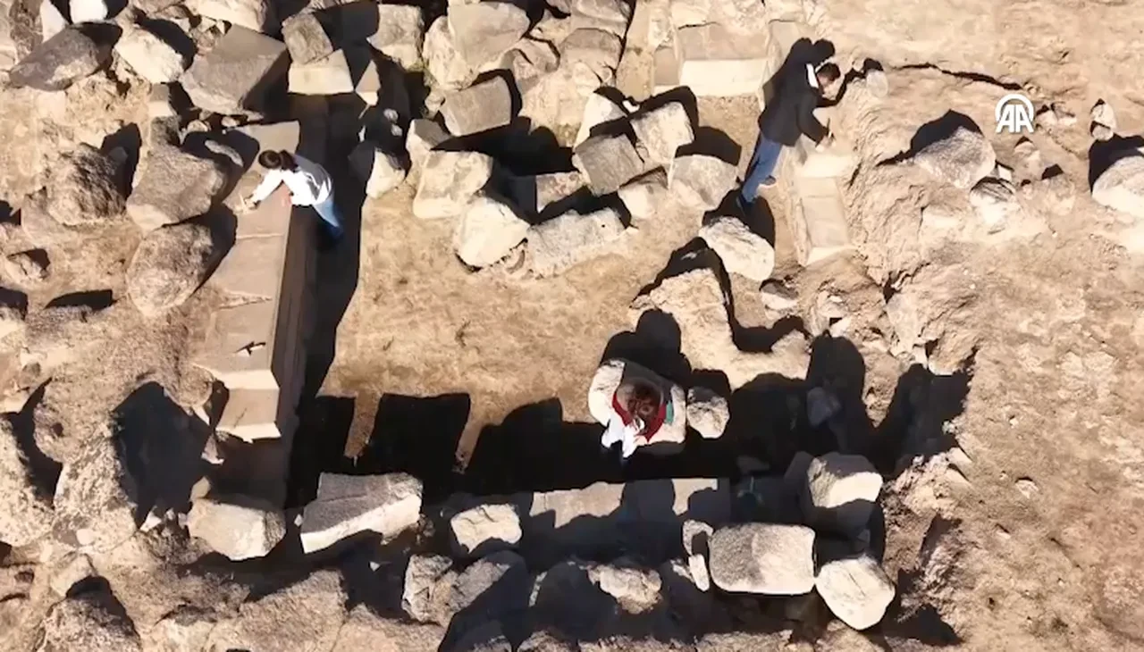 Van'daki keşif çalışmalarında gün yüzüne çıkarıldı! Tarihi kaleden meraklandıran görüntüler