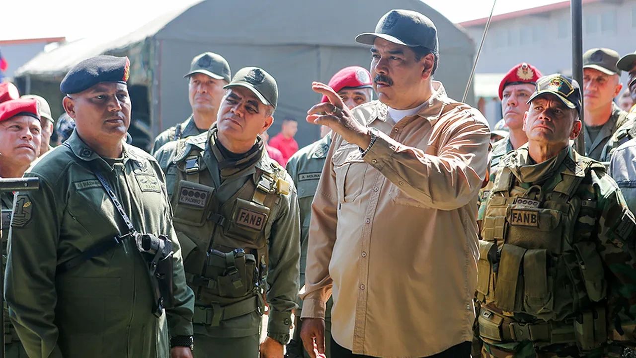 Venezuela, ABD tehditlerine karşı önlem alıyor: Binlerce kişi orduya katıldı