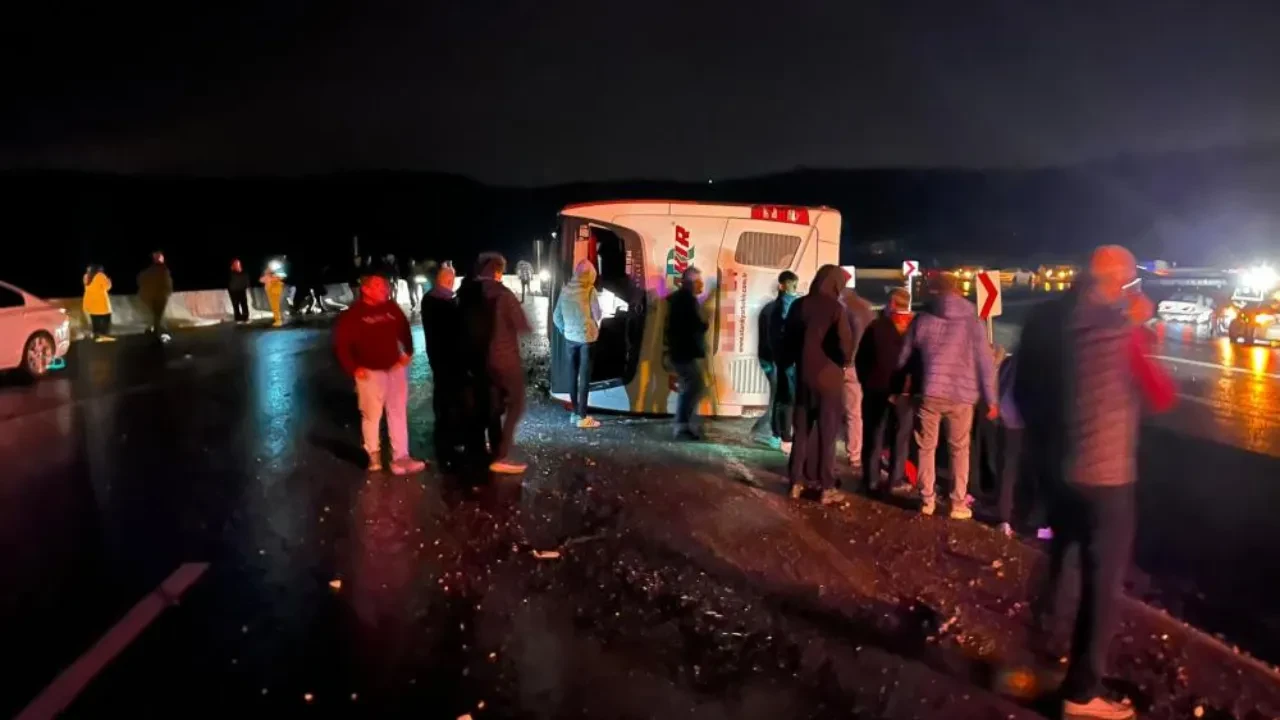 Yolcu otobüsü kaygan yolda devrildi: Yaralılar var