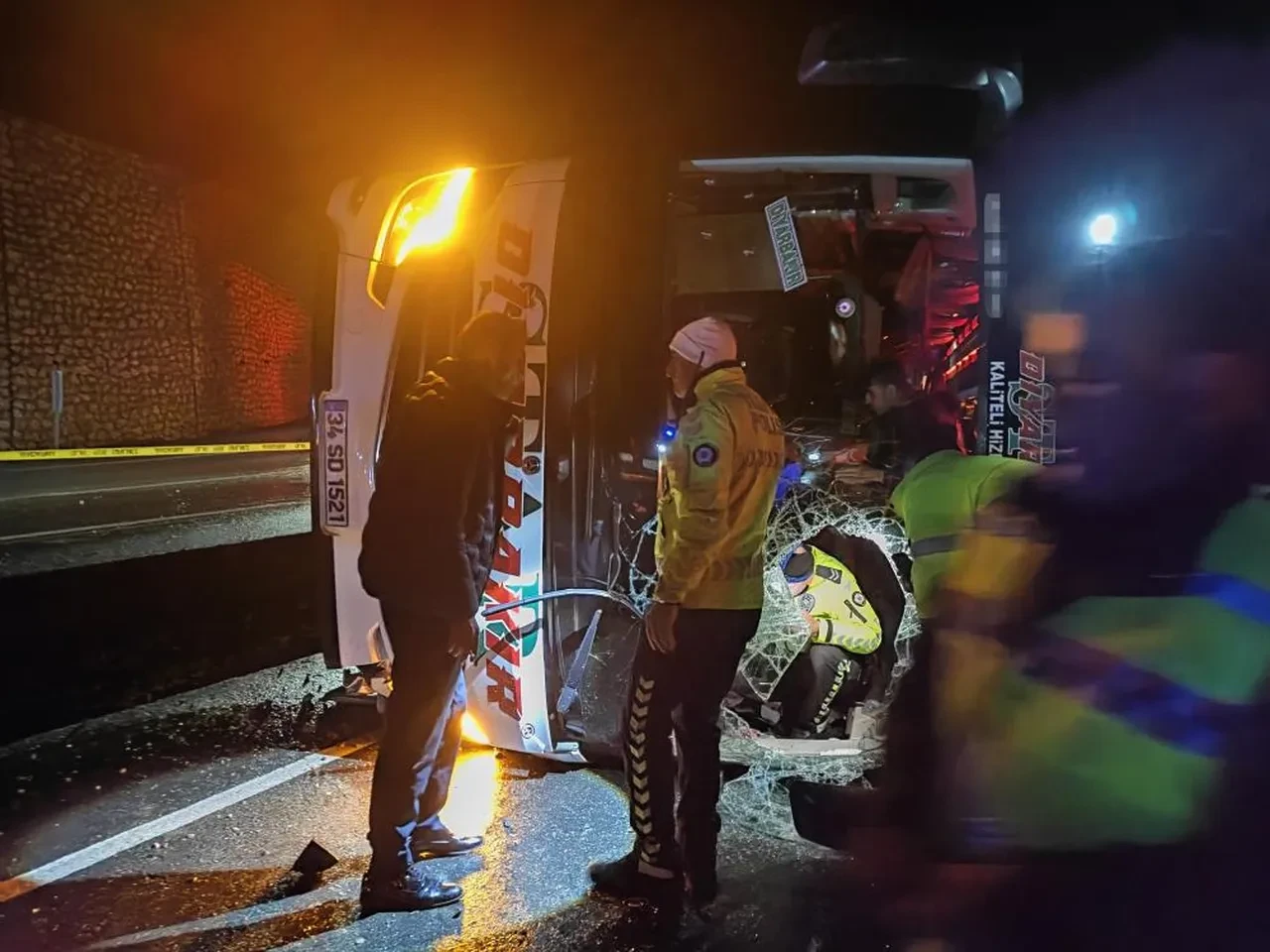 Yolcu otobüsü kaygan yolda devrildi: Yaralılar var