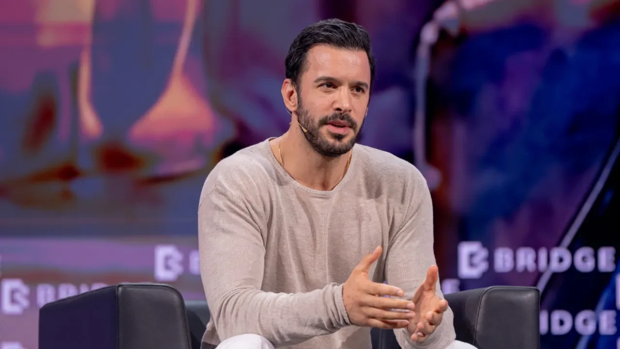 Abu Dabi'ye giden Barış Arduç, Gupse Özay'ın elini bir an olsun yalnız bırakmadı 