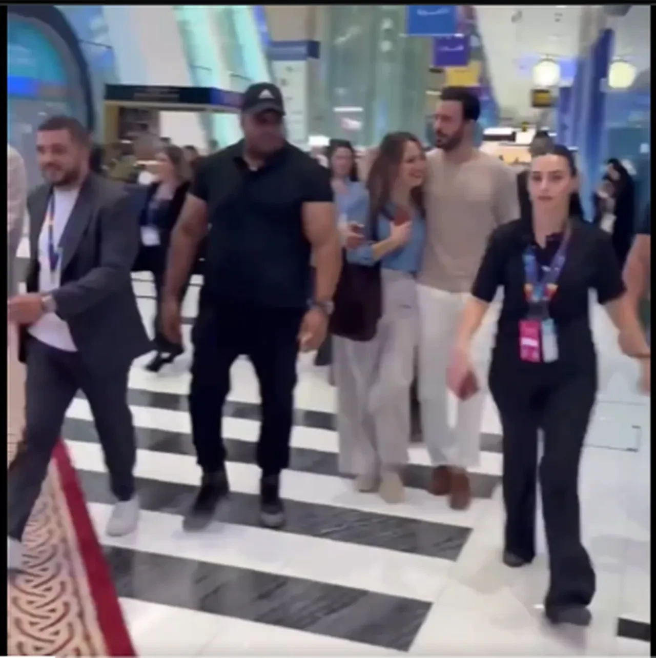 Abu Dabi'ye giden Barış Arduç, Gupse Özay'ın elini bir an olsun yalnız bırakmadı