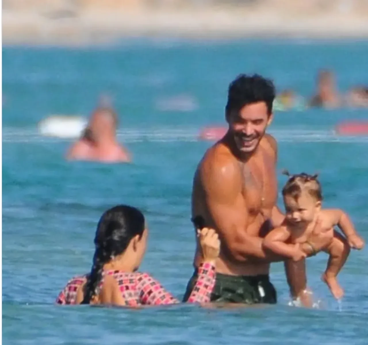 Abu Dabi'ye giden Barış Arduç, Gupse Özay'ın elini bir an olsun yalnız bırakmadı