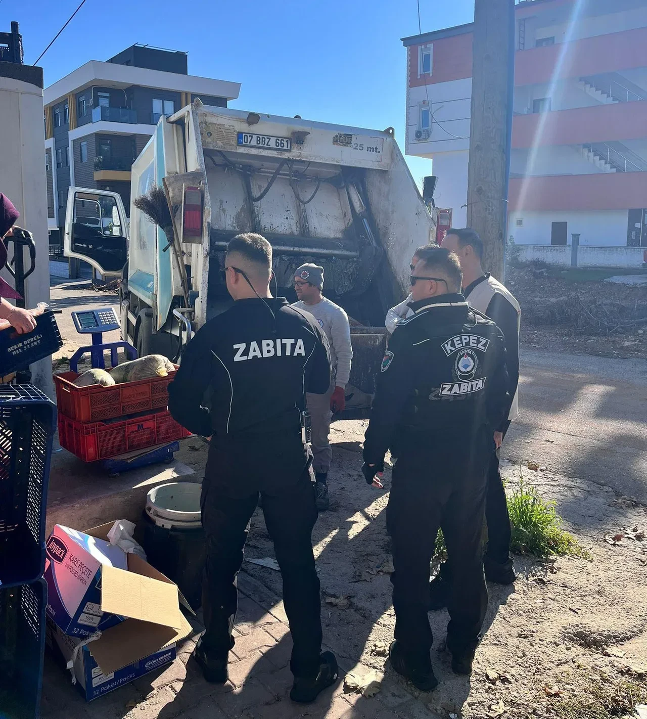 Antalya'da mide bulandıran görüntüler: 574 kilo SKT'si geçmiş ve bozulmuş gıda ele geçirildi!