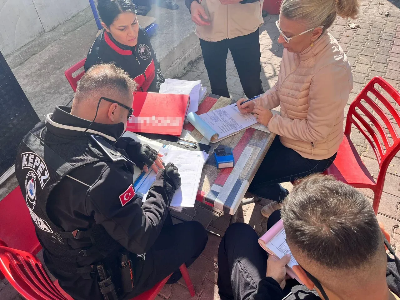 Antalya'da mide bulandıran görüntüler: 574 kilo SKT'si geçmiş ve bozulmuş gıda ele geçirildi!