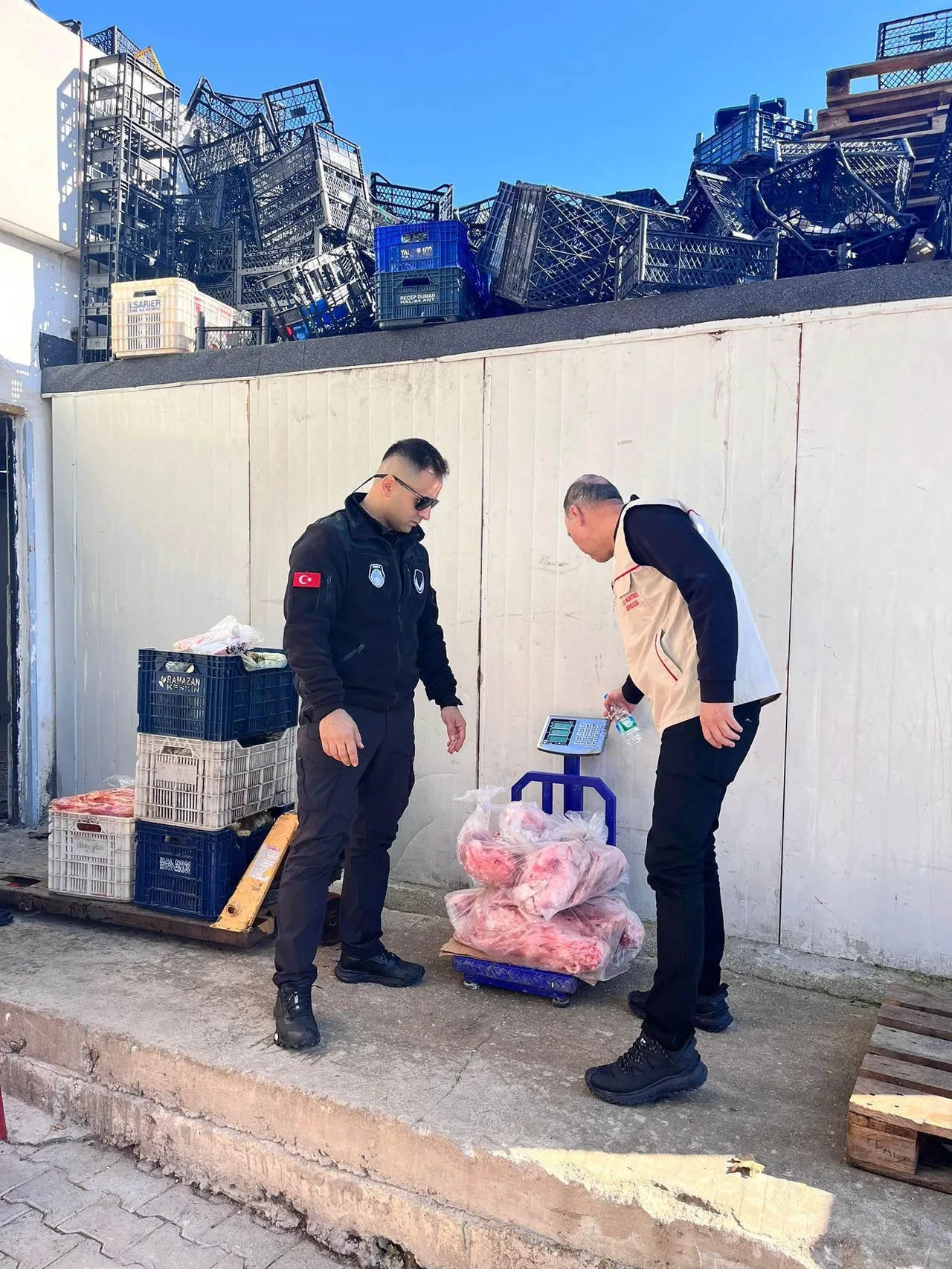 Antalya'da mide bulandıran görüntüler: 574 kilo SKT'si geçmiş ve bozulmuş gıda ele geçirildi!