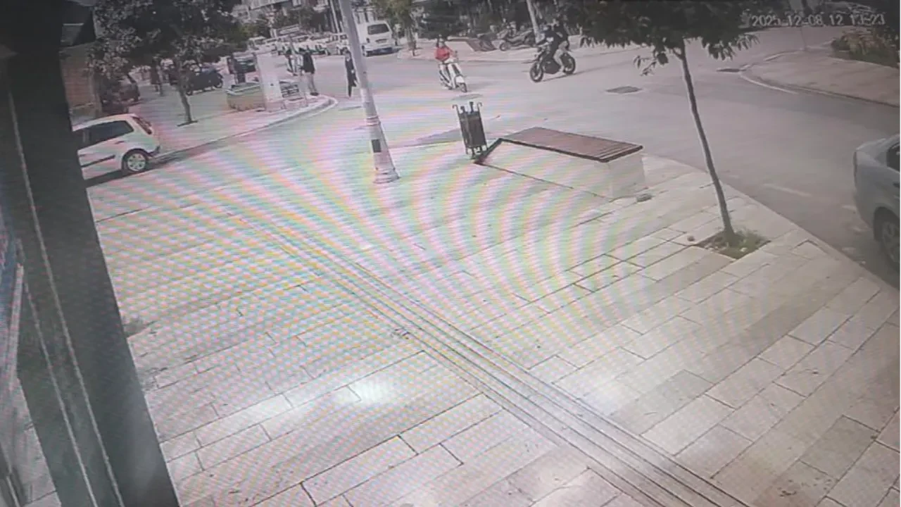 Antalya'da motosikletler feci şekilde çarpıştı! Yola fırlayan sürücüler kamerada