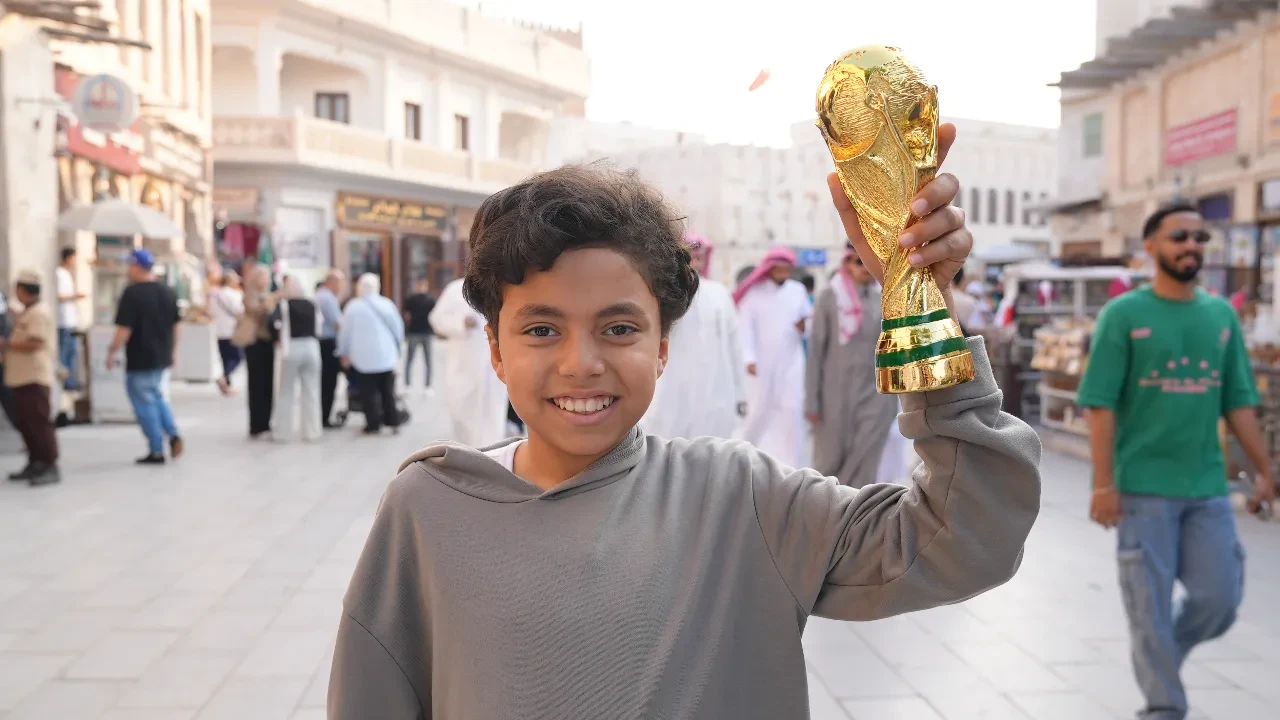 Arap Kupası'nda renkli görüntüler: Taraftarlar Doha'daki tarihi çarşıya akın ediyor!