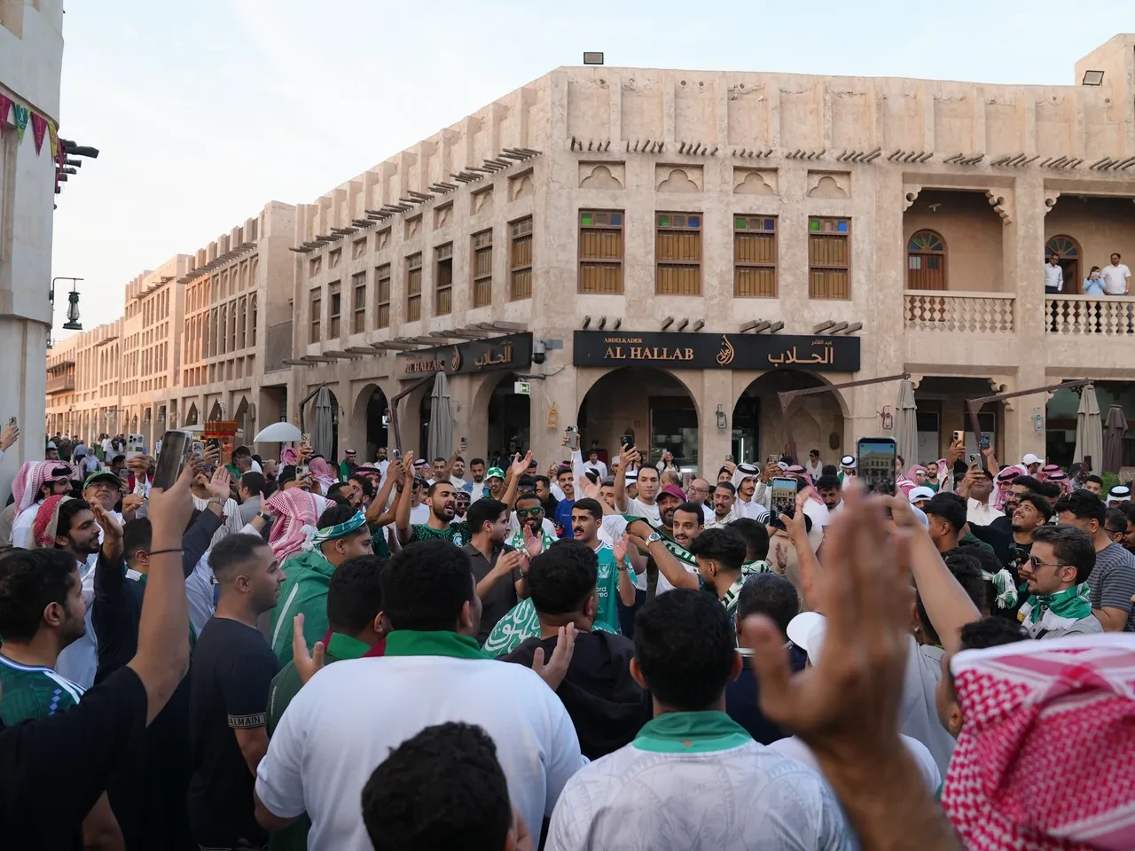 Arap Kupası'nda renkli görüntüler: Taraftarlar Doha'daki tarihi çarşıya akın ediyor!