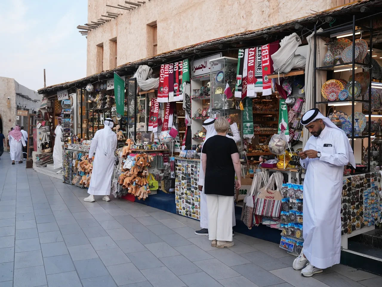 Arap Kupası'nda renkli görüntüler: Taraftarlar Doha'daki tarihi çarşıya akın ediyor!