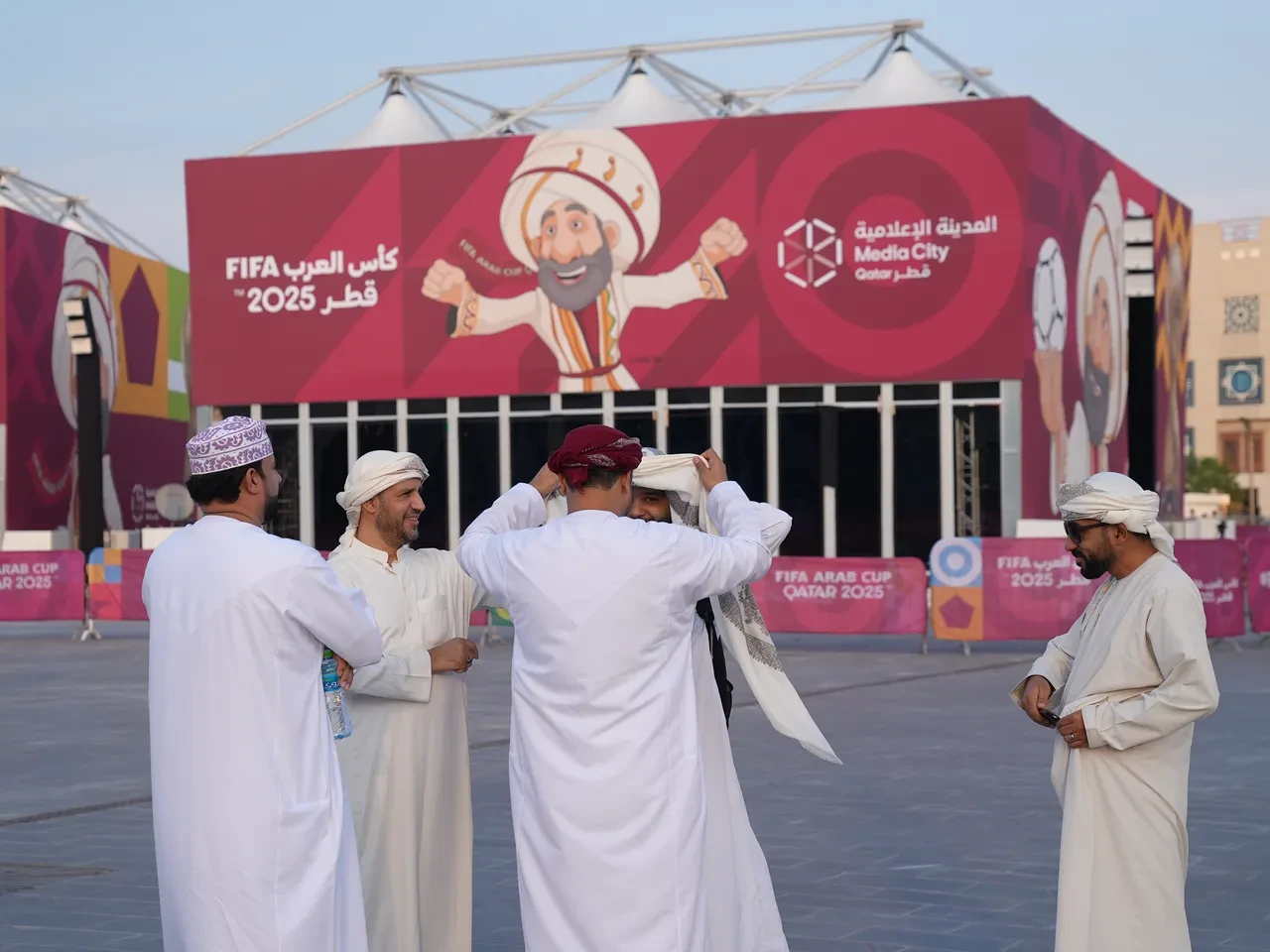Arap Kupası'nda renkli görüntüler: Taraftarlar Doha'daki tarihi çarşıya akın ediyor!